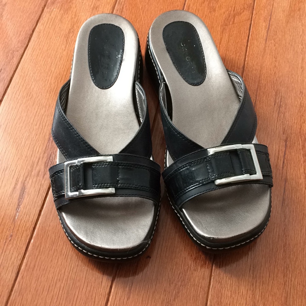 Rockport black leather sandal with silver buckle